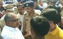 સુરતમાં કામરેજ ભાજપના કયા ધારાસભ્યને લોકોએ ઊભી પૂંછડીએ ભગાડ્યા, જુઓ આ રહી તસવીરો