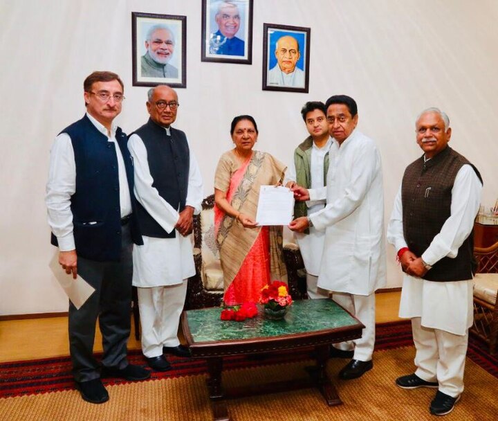 મધ્યપ્રદેશ કોંગ્રેસના દિગ્ગજ નેતાઓ કમલનાથ, દિગ્વિજય સિંહ અને જ્યોતિરાદિત્ય સિંધિયાએ રાજયપાલને મળી સરકાર બનાવવાનો દાવો રજૂ કર્યો હતો.