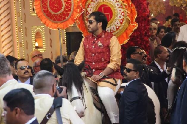  જાનૈયાનું સ્વાગત કરવા માટે મુકેશ અંબાણી સહિત આખો અંબાણી પરિવાર બહાર આવ્યો હતો. જાનૈયાનું સ્વાગત કરવા અનંત અંબાણી ઘોડા પર સવાર થઇને પહોંચ્યો હતો.