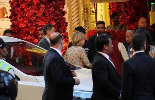  આ શાહી લગ્નમાં અમેરિકાના પૂર્વ વિદેશમંત્રી હિલેરી ક્લિંટન પણ ઉપસ્થિત રહ્યાં. હિલેરી ઉદયપૂરમાં ઇશાની સંગીત સેરેમનીમાં પણ પહોંચ્યા હતા.