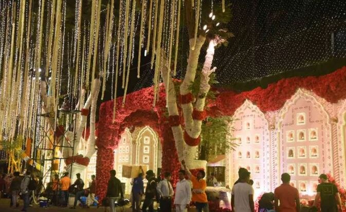 મુંબઇ: બિઝનેસમેન મુકેશ અંબાણીના દીકરી ઈશા અંબાણી અને આનંદ પીરામલ આજે લગ્ન કરવા જઈ રહ્યા છે. આ લગ્ન માટે મુકેશ અંબાણીના ઘર એન્ટિલિયાને દુલ્હનની જેમ સજાવવામાં આવ્યું છે. આ લગ્નમાં હિલેરી ક્લિંટન, અમિતાભ સહિત અનેક દિગ્ગજ હસ્તિઓ સામેલ થઇ રહી છે.