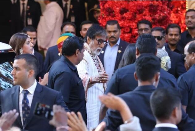  મુકેશ અંબાણીની દિકરીના લગ્નમાં મહાનાયક અમિતાભ વચ્ચન પણ પત્ની જયા બચ્ચન સાથે પહોંચ્યા છે. 