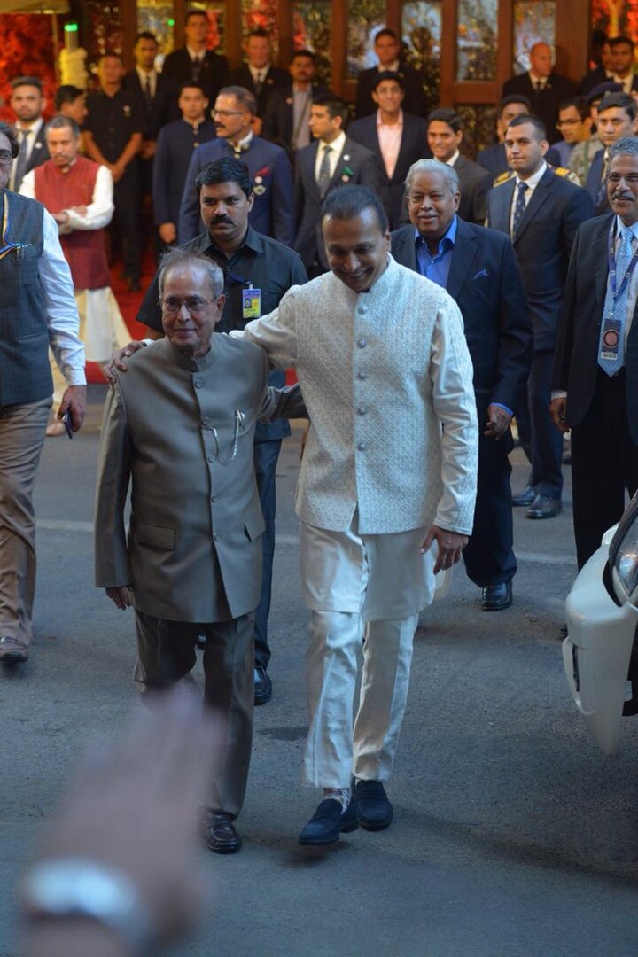  પૂર્વ રાષ્ટ્રપતિ પ્રણવ મુખર્જી પણ આ લગ્નમાં પહોંચ્યા છે. જેને તમે અનિલ અંબાણી સાથે જોઇ શકો છો.