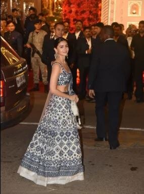 આલિયા ભટ્ટ રણવીર કપૂર વગર એકલીજ નજર આવી હતી.