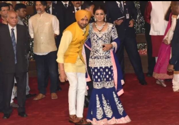  ક્રિકેટર સચિન અને હરજભજન પણ તેમની પત્ની સાથે પહોંચ્યા છે. 