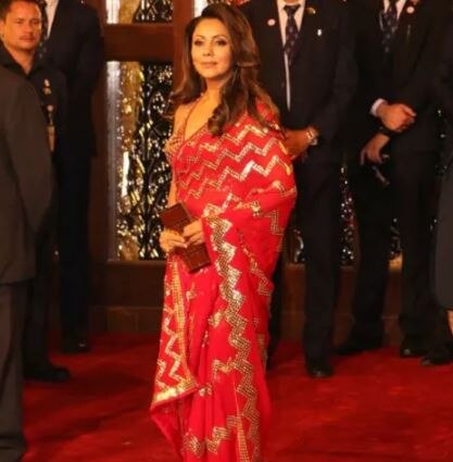  ગૌરી ખાન પણ ગ્લેમરસ લૂકમાં લાલ સાડીમાં જોવા મળી રહ્યા છે. 