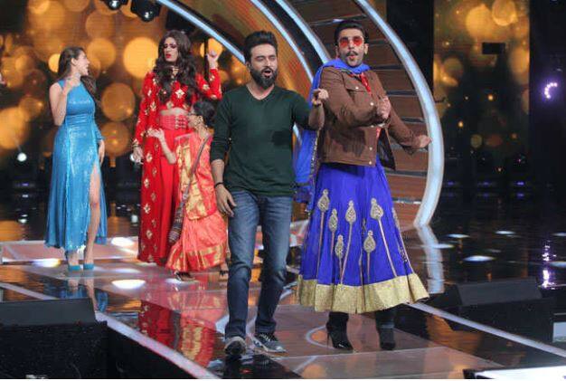 હાલમાં જ એક રિયાલીટી શોમાં રણવીર ઘાઘરો પહેરી સા રે ગા માના સેટ પર પહોંચ્યો હતો.