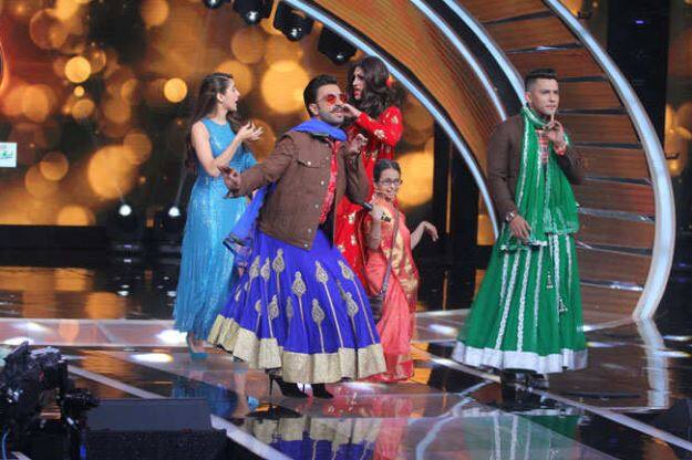 રણવીર સિંહે ઘાઘરાની નીચે હાઈ હીલ વાળા સેન્ડલ પણ પહેર્યા હતા. 