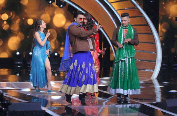 રણવીરે ઘાઘરા, હાઈ હીલ્સ પહેરીને કો સ્ટાર સારા અલી ખાન સાથે સ્ટેજ પર ઠુમકા લગાવ્યા હતા.