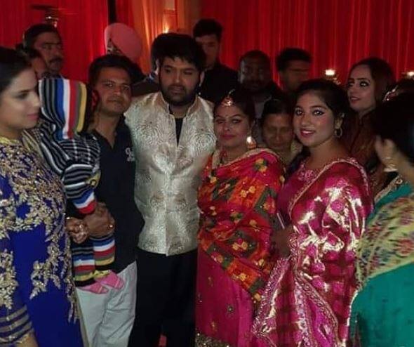 કપિલ શર્મા તેના સંબંધીઓ સાથે.