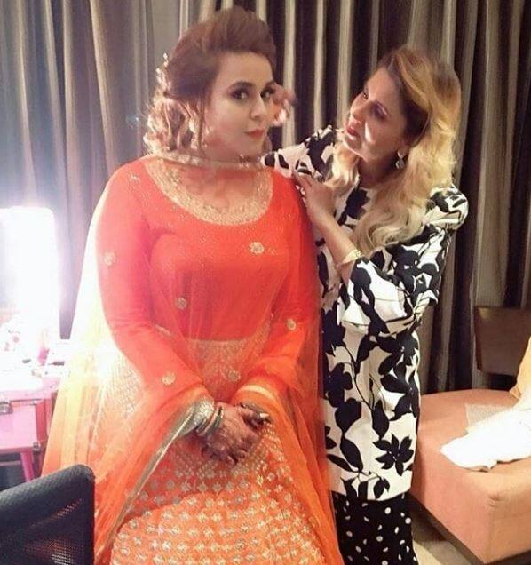 ગિન્ની તેની મેક અપ આર્ટિસ્ટ સાથે.