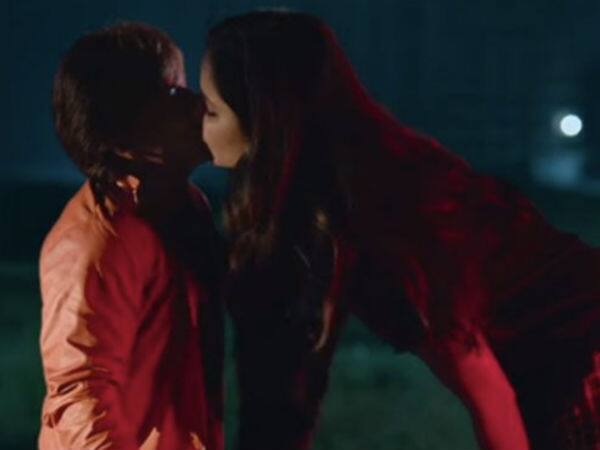 જ્યારે આ અહેવાલ મળ્યા તે સમયે ગણીં ચર્ચા સાંભળવા મળી હતી. જણાવીએ કે, આ મહિને રિલીઝ થનારી શાહરૂખની ફિલ્મ ઝીરોમાં પણ કેટરીના કૈફે તેને કિસ કરી છે. ઝીરો ફિલ્મ દ્વારા શાહરૂખ ખાન, અનુષ્કા શર્મા અને કેટરીના કૈફની ત્રિપુટી અંદાજે 6 વર્ષ બાદ મોટા પદડે જોવા મળશે.