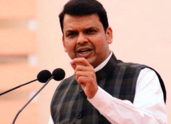 સુપ્રીમ કોર્ટના મુખ્ય ન્યાયધીશ રંજન ગોગોઈ, જસ્ટિસ એસકે કૌલ અને જસ્ટિસ કેએમ જૌસેફની બેંચે બોમ્બે હાઈકોર્ટના આદેશ વિરૂદ્ધ દાખલ અરજી પર મુખ્યમંત્રીની પ્રતિક્રિયા માંગી છે. બોમ્બે હાઈકોર્ટે સતીશ ઉકેની અરજી રદ કરી હતી, જેમાં મહારાષ્ટ્ર વિધાનસભા ચૂંટણી માટે ફડણવીસની ચૂંટણીને રદ કરવાની માગ કરવામાં આવી હતી.