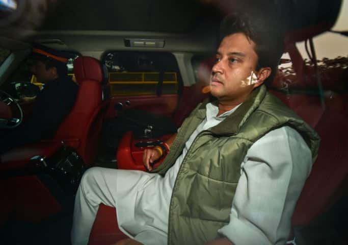 સુત્રોની જાણકારી મુજબ કમલનાથને મુખ્યમંત્રી તરીકે પસંદ કરવામાં આવ્યા છે. જેની જાહેરાત ભોપાલમાં કરવામાં આવશે. કોંગ્રેસ અધ્યક્ષ રાહુલ ગાંધીએ એક તસવીર ટ્વીટ કરી છે. જેમા કમલનાથ અને સિંધિયા જોવા મળી રહ્યા છે. આ સાથે જ રાહુલે લિયો ટોલસ્ટોયનું એક વાક્ય પણ લખ્યું છે,’સમય અને ધૈર્ય, બે શક્તિશાળી યોદ્ધા.’