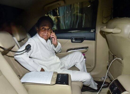 જ્યોતિરાદિત્ય સિંધિયા અને કમલનાથ ભોપાલ જવા માટે રવાના થઈ ગયા છે. ત્યાં પાર્ટીના ધારાસભ્યો સાથે બેઠક કરશે. ત્યારબાદ મુખ્યમંત્રીના નામની જાહેરાત કરવામાં આવશે.