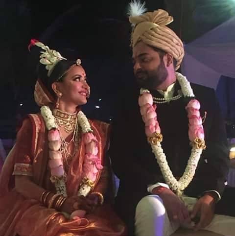 ફાઈવ સ્ટાર હૉટલમાં બિઝનેસમેન સાથે નાણાંના બદલામાં સેક્સ માણતાં ઝડપાયેલી એક્ટ્રેસે બોયફ્રેન્ડ સાથે કર્યાં લગ્ન...... ફાઈવ સ્ટાર હૉટલમાં બિઝનેસમેન સાથે નાણાંના બદલામાં સેક્સ માણતાં ઝડપાયેલી એક્ટ્રેસે બોયફ્રેન્ડ સાથે કર્યાં લગ્ન......