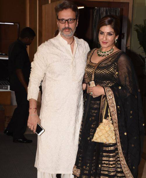 રવીના ટંડન આ લગ્નમાં પતિ અનિલ થડાની સાથે પહોંચી હતી. આ દરમિયાન તે બ્લેક કલરના આઉટફિટમાં જોવા મળી હતી. 