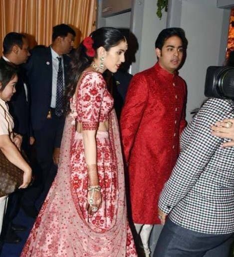 ઈશા અંબાણીના રિસેપ્શનમાં ભાઈ આકાશ અંબાણી પોતાની મંગેતર શ્લેકા મેહતા સાથે આવ્યો હતો.