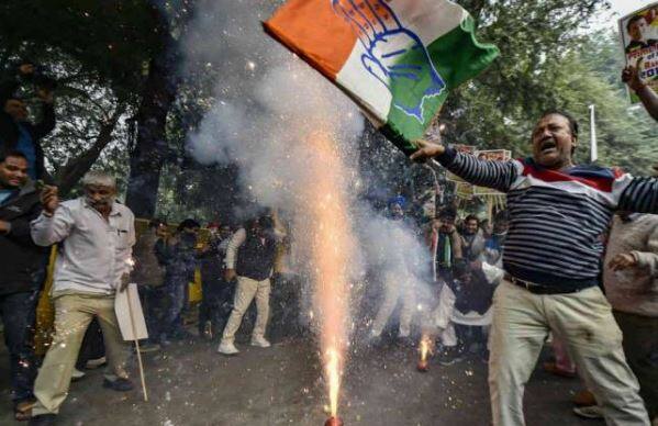 11 ડિસેમ્બરે વિધાનસભા ચૂંટણીના પરિણામો આવી ગયા હતા. જેમાં કોંગ્રેસે મધ્ય પ્રદેશ, રાજસ્થાન અને છત્તીસગઢમાં બાજી મારી હતી. આ ત્રણે રાજ્યોના મુખ્યમંત્રીઓના નામ માટે સસ્પેંસ રહ્યા બાદ મધ્ય પ્રદેશ અને રાજસ્થાનના મુખ્યમંત્રીના નામ જાહેર કરવામાં આવ્યા હતા. જોકે, હજી છત્તીસગઢના મુખ્યમંત્રીનું નામ જાહેર કરવામાં આવ્યું નથી. જોકે, આજે શનિવારે આ સસ્પેન્સ ઉપર પણ પડદો ઉઠી જશે. મધ્ય પ્રદેશના મુખ્યમંત્રી તરીકે કમલનાથનું નામ જાહેર કરવામાં આવ્યું છે. જ્યારે રાજસ્થાનમાં અશોક ગેહલોતનું નામ ખુલ્યું છે. રાજસ્થાનમાં સચિન પાયલટને ઉપ મુખ્યમંત્રી બનાવવામાં આવ્યા છે.