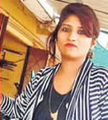 બુધવારે બપોરે બે વાગે અંશુમાન પીધેલી હાલતમાં બીયરની બોટલ લઈને દિયા બ્યુટી પાર્લરમાં પહોંચ્યો હતો. જ્યાં તેણે ‘કેમ મારો ફોન બ્લેક લીસ્ટમાં મૂકી દીધો છે’ તેમ કહી ચોધાર આંસુએ રડવા લાગ્યો હતો તે જોઈને અંકિતાએ તેને ત્યાંથી જતાં રહેવા કીધું હતું કે અહીંથી જતો રહે અહીં આપણને કોઈ જોઈ જશે તેમ કહેવા લાગી હતી. પરંતુ નશામાં બેભાન હાલતમાં તેણે અંકિતાને તેની કમરમાંથી પકડીને પોતાની બાજુ ખેંચી હતી ત્યાર બાદ બન્ને એકબીજામાં ખોવાઈ ગયા હતાં. ત્યાર બન્નેએ બ્યુટી પાર્લરમાં જ સેક્સ માણ્યું હતું. 