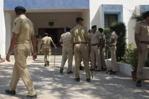 દિયા બ્યુટી પાર્લરમાં બેડ પર જ પ્રેમી અંશુ સાથે અંકિતાએ સેક્સ માણ્યા બાદ તેની હત્યા કરી નાંખી હતી તેવી શંકા પોલીસને જતાં પોલીસે અંકિતાનું મેડીકલ ચેક અપ કરાવ્યું હતું અને હત્યારી અંકિતા અને મૃતક અંશુના આંતરવસ્ત્રો કબજે લઈ એફ.એસ.એલ તપાસ માટે મોકલી આપ્યા હતાં.