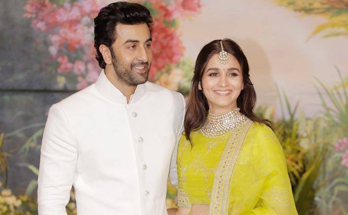 ઉલ્લેખનીય છે કે, રણબીર કપૂર અને આલિયા ભટ્ટની આ રોમાન્ટિક જોડી ઘણાં સમયથી એક બીજાને ડેટ કરી રહી છે. બીજી બાજુ મીડિયામાં પણ આ બન્ને પોતાના સંબંધને સ્વીકારતા જોવા મળ્યા છે. ત્યારે હવે એ જોવાનું રહેશે કે આ બન્ને લગ્ન ક્યારે કરશે.