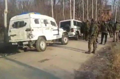 તપાસ અભિયાન દરમિયાન આતંકીઓએ તેમના પર ગોળીબાર કર્યો હતો. સુરક્ષાદળોએ જવાબી કાર્યવાહી કરી અને અથડામણ શરૂ થઈ હતી. આ એનકાઉન્ટર દરમિયાન એક જવાન પણ શહીદ થયો છે. જ્યારે બે જવાન ઇજાગ્રસ્ત છે. આ ઉપરાંત એનકાઉન્ટર દરમિયાન એક યુવાનને પણ ગોળી વાગી છે. જે પછી હોબાળો મચ્યો હતો. 