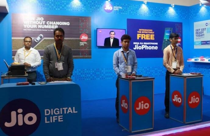 મીડિયા રિપોર્ટ્સ પ્રમાણે રિલાયન્સ ટૂંક સમયમાં સ્માર્ટફોન લોન્ચ કરવાની છે. ફોનની કિંમત 2000 રૂપિયાથી ઓછી હોઈ શકે છે. તેની સાથે કંપની અનેક ફ્રી ઓફર્સ પણ આપી શકે છે. સસ્તા સ્માર્ટફોન માટે જિયો અમેરિકન સ્માર્ટફોન નિર્માતા કંપની Flex સાથે વાતચીત કરી રહી છે.