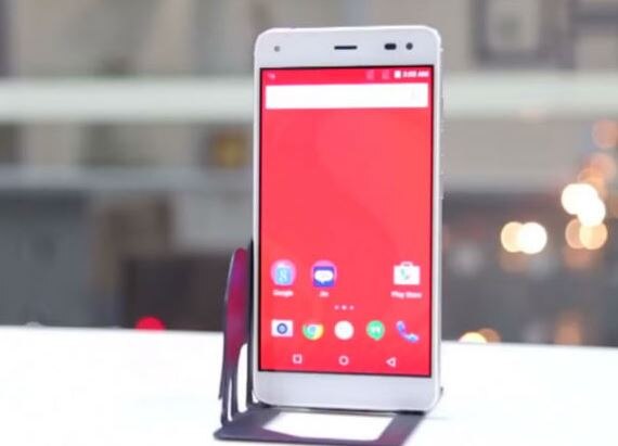 ઈકોનોમિક્સ ટાઇમ્સના અહેવાલ મુજબ જિયો 10 કરોડ સ્માર્ટફોન માટે ફ્લેક્સ સાથે વાત કરી રહી છે. આ કંપની ઓર્ડર મળ્યા બાદ જ સ્માર્ટફોન બનાવે છે. રિપોર્ટમાં એમ પણ જણાવાયું છે કે કંપની હવે ખુદ સ્માર્ટફોન વેચવાની તૈયારી કરી રહ્યું છે.