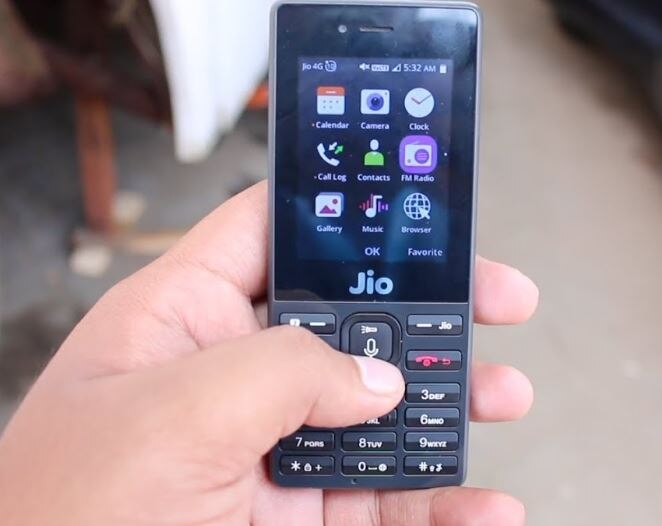 કંપનીનું પ્લાનિંગ સસ્તા સ્માર્ટફોન સાથે આ માર્કેટ પર કબજો કરવાનું છે. 10 કરોડ સ્માર્ટફોન માટે રિલાયન્સ ફ્લેક્સ સાથે વાત કરી રહી છે પરંતુ કંપનીની નજર દેશના 50 કરોડ ફીચર ફોન ગ્રાહકો પર છે. જેને કંપની સ્માર્ટફોન પર લાવવા માંગે છે. જોકે, જિયો તરફથી આ મામલે કોઈ સત્તાવાર નિવેદન આપવામાં આવ્યું નથી.