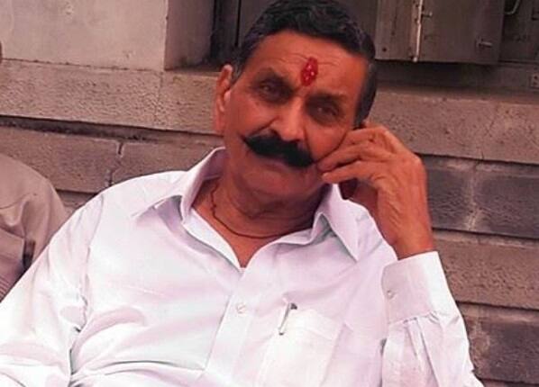 તે સમયે ત્યાં હાજર સફાઈ કર્મીને પૂછતા તે સંતોષકારક જવાબ આપ્યો નહતો. જેથી ઉશ્કેરાયેલા પ્રભાતસિંહ ચૌહાણે ત્યાં જ સફાઈ કર્મચારીને ધોઈ નાખ્યો હતો. જો કે ત્યાં અન્ય પેસેન્જરો તેમજ ઓથોરિટીના કર્મચારીઓ આવી જતાં તેમણે હવે પછી આવું નહીં થાય તેમ જણાવી ચૌહાણને ત્યાંથી રવાના કર્યાં હતા.