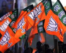 અમદાવાદ: એરપોર્ટ પર ટોઈલેટમાં ટિશ્યૂ પેપર ન હોવાથી ભાજપના કયા સાસંદે સફાઈ કર્મચારીને ધોઈ નાખ્યો? જાણો વિગત