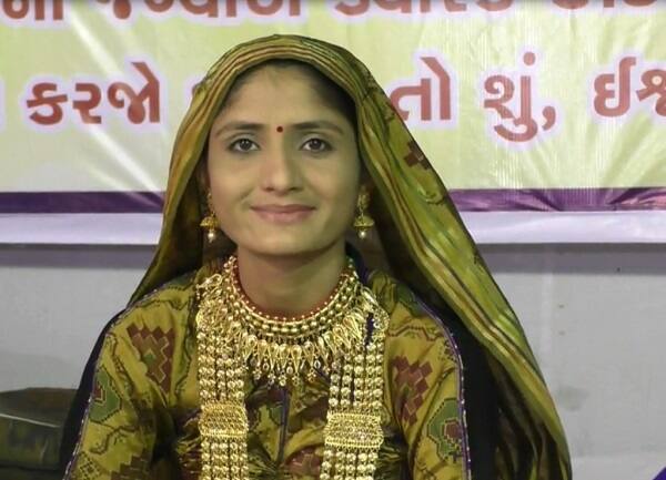 નવસારીમાં ગીતા રબારીએ ડાયરાની રમઝટ બોલાવી હતી. નવસારીના ભાઠલા ગામે ડાયરામાં રૂપિયા અને અમેરિકન ડોલરનો વરસાદ થયો હતો. આ ડાયરો એમ્બ્યુલન્સ અને બાળકોના ભણતર માટે યોજવામાં આવ્યો હતો. આ ડાયરામાં નવસારી ભાજપના MLA દ્વારા પણ રૂપિયાનો વરસાદ કરવામાં આવ્યો હતો.