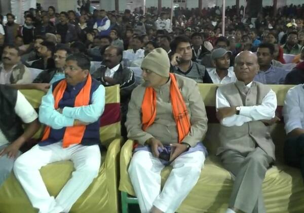 આ ઉપરાંત એનઆરઆઈની સંખ્યા વધુ હોવાથી રૂપિયાની સાથે ડોલરોનો પણ વરસાદ થયો હતો. નવસારીના ડાયરામાં પ્રથમવાર ડોલરનો વરસાદ થયાની ઘટના સામે આવી છે. આ ડાયરો એમ્બ્યુલન્સ અને અનાથ બાળકોના ભણતર માટે યોજવામાં આવ્યો હતો.