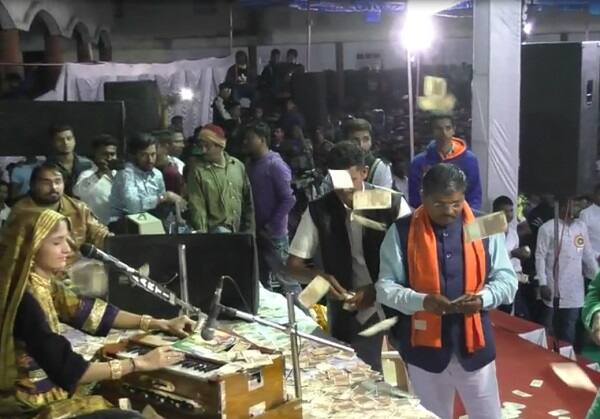 થોડા દિવસ પહેલાં નવસારી જિલ્લાના ચીખલી તાલુકામાં લોક ગાયક કિર્તીદાન ગઢવીનો ડોયરો યોજાયો હતો. જેમાં લોકોએ લાખો રૂપિયાનો વરસાદ કર્યો હતો. તો આવો જ એક ડાયરો નવસારીના ગણદેવી તાલુકામાં ગીતા રબારીનો ડાયરો યોજાયો હતો. જેમાં રૂપિયા સાથે ડોલરનો પણ વરસાદ થયો હતો.