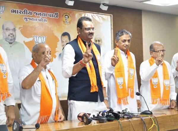 જસદણના ભાજપના નેતા ભરત બોઘરાએ એબીપી અસ્મિતા સાથેની વાતચીતમાં આ દાવો કર્યો. ભાજપે તેના સ્ટાર પ્રચારકોની જે યાદી આપી છે તેમાં વિજય રૂપાણીનું નામ છે છતાં રૂપાણી પ્રચાર કરવા નથી આવવાના તેવું ભાજપના આગેવાને જ કહેતાં આશ્ચર્ય સર્જાયું છે.