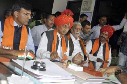 જો કે આ કારણ ગળે ઉતરે તેવું નથી. આ પેટાચૂંટણીમાં પુરૂં જોર લગાવવા માટે ભાજપે પોતાના તમામ સંસદસભ્યો, ધારાસભ્યો અને આગેવાનોને 20 તારીખની સાંજ એટલે કે મતદાન ના પતે ત્યાં સુધી જસદણમાં કેમ્પ નાંખીને ધામા નાંખવા માટે સૂચના આપવામાં આવી છે ત્યારે મુખ્યમંત્રી જ ના આવે એ અજુગતું લાગે છે.