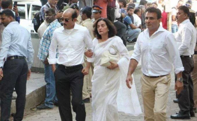 70 વર્ષીય ગીતાજંલિના અંતિમ સંસ્કાર આજે બપોરે 1.00 કલાકની આસપાસ કરવામાં આવ્યા હતા. આ અવસર પર તેના બંને દીકરા અક્ષય ખન્ના અને રાહુલ ખન્ના હાજર હતા. ગીતાજંલિ ખન્ના તેના મોટા દીકરા અક્ષય સાથે માંડવાથી 15 કિલોમીટર દૂર આવેલા તેના ફાર્મહાઉસ પર વીકેન્ડ માટે ગઈ હતી.