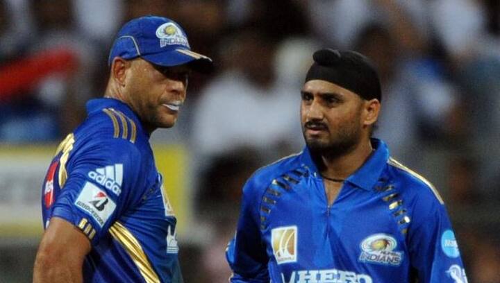 સાયમંડ્ કહ્યું કે, એક રાતે અમે ખૂબ ધનિક વ્યક્તિના ઘરે ડિનર માટે ગયા હતા અને સમગ્ર ટીમ ત્યાં હાજર હતી. હરભજને મને કહ્યું કે, મિત્ર એક મિનિટ માટે તું મારી સાથે બગીચામાં આવીને વાત કરી શકે છે. જે બાદ તેણે કહ્યું, મેં સિડનીમાં તારી સાથે જે કંઈ કર્યું તેના માટે માફી માંગુ છું. આ ઘટનાથી તને, તારા પરિવારને અને મિત્રોને ઘણી ઠેસ પહોંચી હશે અને મેં જે કહ્યું તેના માટે માફી માંગુ છું. મારે આમ નહોતું બોલવું જોઈતું.