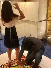 પત્ની સાક્ષીને ધોનીએ ખુદ પહેરાવી સેન્ડલ, તસવીરો થઈ વાયરલ