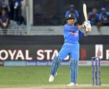 પત્ની સાક્ષીને ધોનીએ ખુદ પહેરાવી સેન્ડલ, તસવીરો થઈ વાયરલ