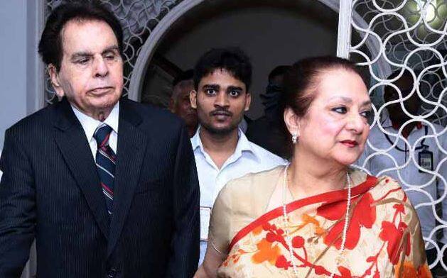 મુંબઈઃ દિગ્ગજ અભિનેતા દિલીપ કુમારની પત્ની સાયરા બાનોએ વડાપ્રધાન નરેન્દ્ર મોદીની મદદ માંગી છે. દિલીપ કુમારના બંગલાના બે પ્લોટ પર માલિકી હકનો જૂઠ્ઠો દાવો કરનારો બિલ્ડર સમીર ભોજવાની જેલમાંથી મુક્ત થતાં તેને ધ્યાનમાં રાખીને સાયરા બાનોએ પીએમ પાસે મદદ માંગી છે.