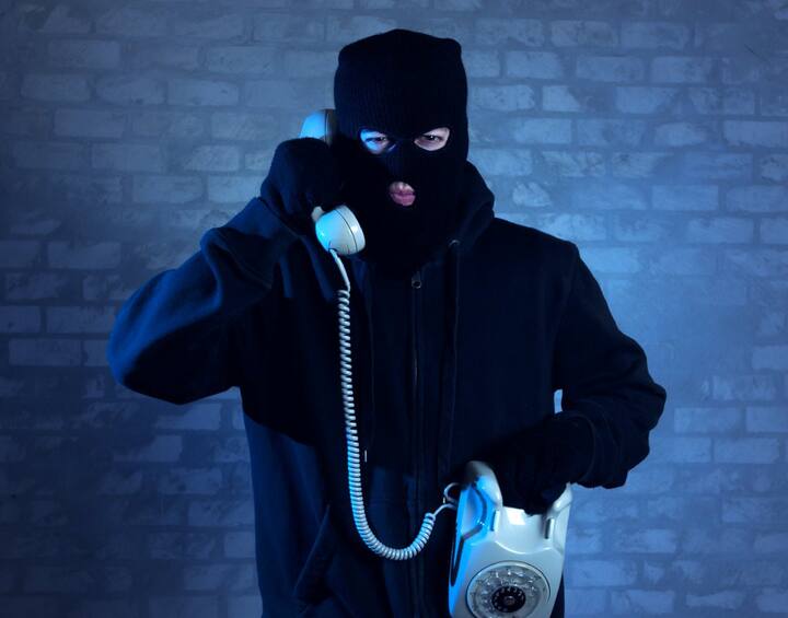 વાપીમાં મોરાઇ સ્થિત એક કંપનીમાં યુવતી સાથે કામ કરતા યુવકે ફોન પર પહેલાં ગંદી વાતો કરી હતી. એ પછી તેણે કહ્યુ હતું કે, આજે બહુ ઠંડી લાગે છે, ઠંડીને દૂર કરવા માટે એક નાઇટ માટે આવી જાય તો તને 5,000 રૂપિયા આપીશ. યુવકે આવી અશ્લીલ વાતો કરતાં જ યુવતીએ 100 નંબર ડાયલ કરી ફરિયાદ કરી હતી.