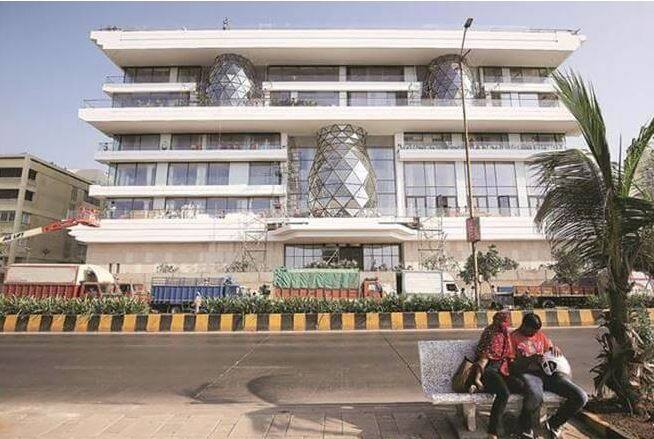 આ બંગલો દક્ષિણ મુંબઈના વરલી વિસ્તારમાં આવેલો છે અને 50 હજાર સ્ક્વેર ફૂટ વિસ્તારમાં બાંધવામાં આવ્યો છે. આનંદ પિરામલના પિતા અજય પિરામલ અને માતા સ્વાતિ પિરામલ તરફથી નવદંપતીને આ બંગલો ગિફ્ટમાં આપવામાં આવ્યો છે. તેના માટે બીએમસીમાંથી 19 સપ્ટેમ્બરે કલીયરન્સ સર્ટિફીકેટ પણ મળી ચુકયું છે.