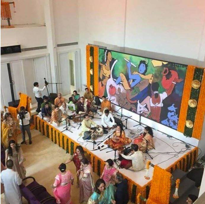 બંગલના અલગ-અલગ ફલોર પર લાઉન્જ એરિયા, ડ્રેસિંગ રૂમ અને સર્વન્ટ ક્વાર્ટર પણ છે. બંગલાના નિર્માણમાં શરૂઆતમાં વિવાદ થયો હતો. પરંતુ ઝડપથી પતી ગયો. 2015માં ગુલીટા બંગલના રિનોવેશનમાં તેજી આવી હતી.