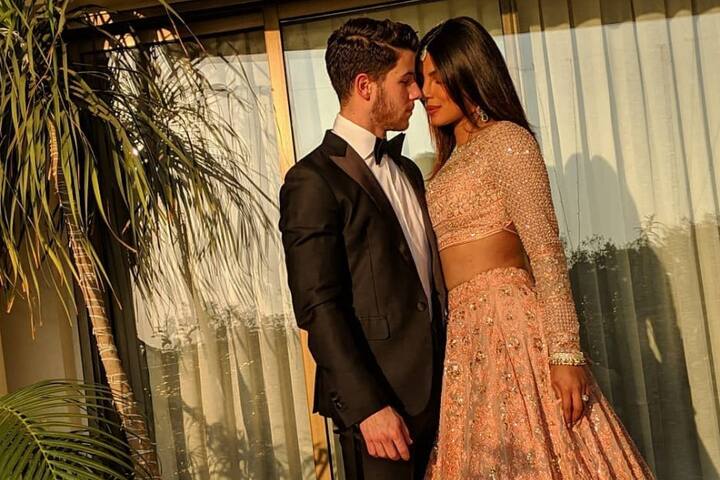 કામ બહુજ જલ્દી પુરુ કરવા માટે પ્રિયંકાએ 'કૉફી વિથ કરણ' વાળા એપિસૉડ પણ શૂટ કરી લીધા છે. આ ઉપરાંત તે 17 ડિસેમ્બરે 'ધ સ્કાય ઇઝ પિંક' નું શૂટિંગ કરવાની છે. 