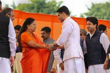 વસુંધરા રાજેએ કોને સ્ટેજ પર જ લગાવ્યો ગળે? જાણો વિગત