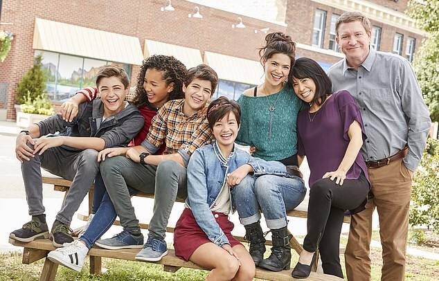 નવી દિલ્હીઃ ડિઝની કેબલ નેટવર્કે 13 વર્ષની એક છોકરીના યૌન ઉત્પીડનના પ્રયાસના આરોપમાં અરેસ્ટ થયેલા ‘એન્ડી મેક’ના અભિનેતા સ્ટૉની વેસ્ટમોરલેન્ડની સાથે પોતાના સંબંધો ખતમ કરી નાંખ્યા છે. સ્ટૉની વેસ્ટમોરલેન્ડને હાંકી કાઢવામાં આવ્યો છે. આ છોકરી સાથે સ્ટૉનીની ઓનલાઇન મુલાકાત થઇ હતી.