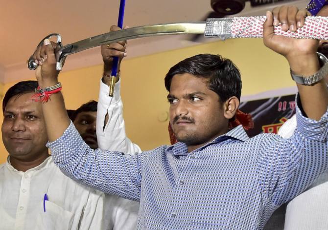 હાર્દિકે કહ્યું કે, જો યુવાઓ માટે બે કરોડ નોકરીઓનું નિર્માણ કરવામાં આવે અને ખેડૂતોને એમના ખેત ઉત્પાદનો માટે શ્રેષ્ઠતમ કિંમત ચૂકવવામાં આવે તો આપણને અનામતની જરૂર ન રહે. વધી રહેલી બેરોજગારી અને ખેડૂતો દ્વારા આત્મહત્યાની સમસ્યાના મુદ્દે હાર્દિક પટેલે મોદી સરકારની ઝાટકણી કાઢી હતી.