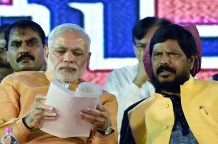 અઠાવલેએ પ્રધાનમંત્રી મોદીના ભારોભાર વખાણ કર્યા અને વિપક્ષ પર નિશાન સાધ્યું. તેણે કહ્યું કે, “નરેન્દ્ર મોદી ખૂબ જ એક્ટિવ પ્રધાનમંત્રી છે. રાફેલ મુદ્દે સુપ્રીમ કોર્ટે ક્લીન ચિટ આપી છે. તેની સાથે જોડાયેલ તમામ દસ્વાતેજ જમા કરાવવામાં આવ્યા છે. વિપક્ષ પાસે કોઈ મુદ્દો નથી, ત્રણ ચાર મહિનામાં બધાની હવા નીકળી જશે. નરેન્દ્ર મોદી ફરી એક વખત પ્રધાનંત્રી બનશે.”